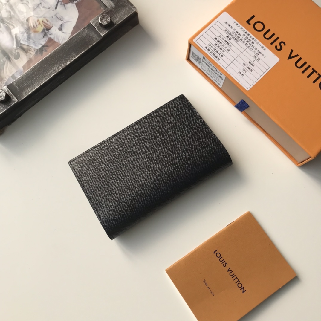 高級旅行証件套 P175 - 複数の隔層でスタイリッシュな収納