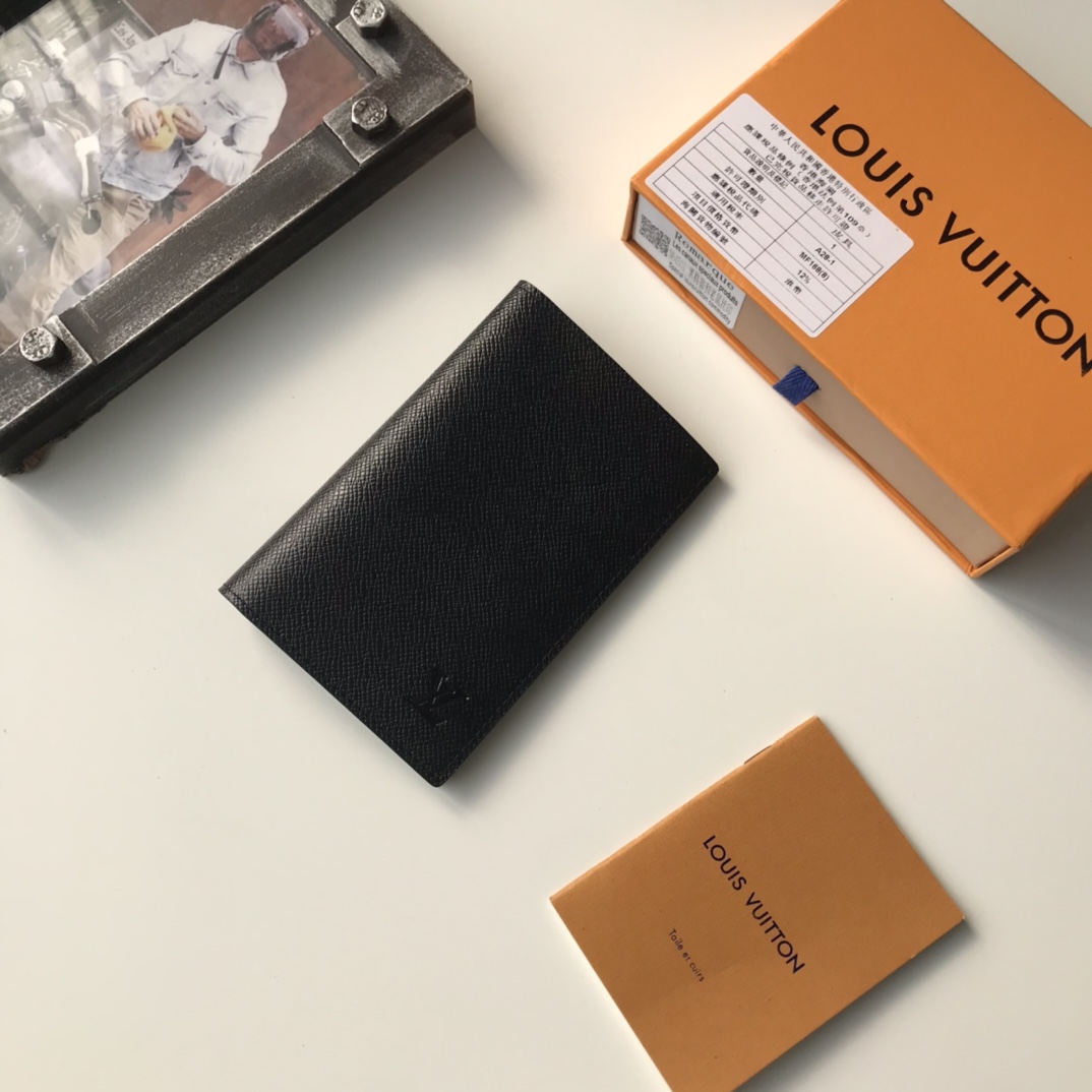 高級旅行証件套 P175 - 複数の隔層でスタイリッシュな収納