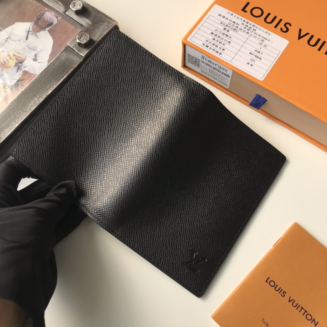 高級旅行証件套 P175 - 複数の隔層でスタイリッシュな収納