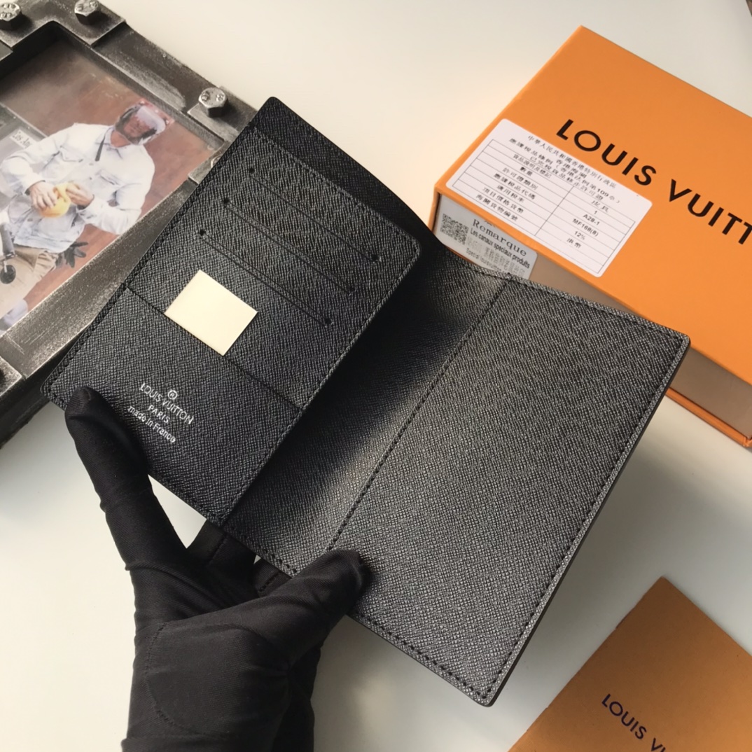 高級旅行証件套 P175 - 複数の隔層でスタイリッシュな収納