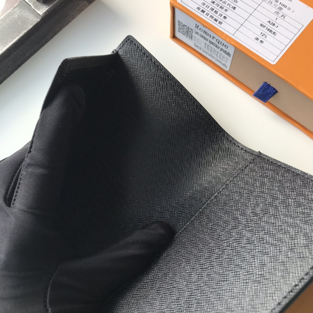 高級旅行証件套 P175 - 複数の隔層でスタイリッシュな収納