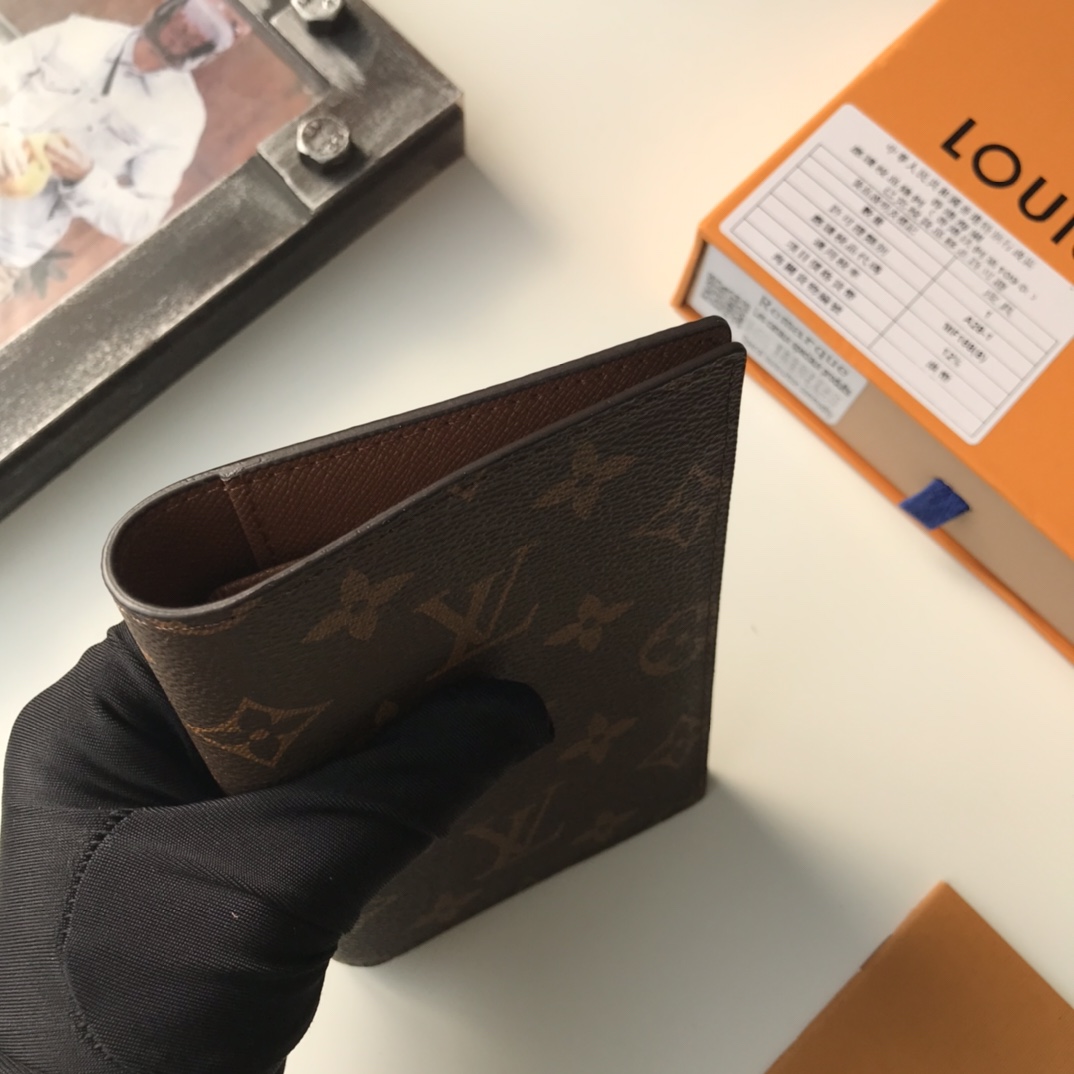 M60181 旅行証件套 - 小牛皮内衬と多機能デザイン