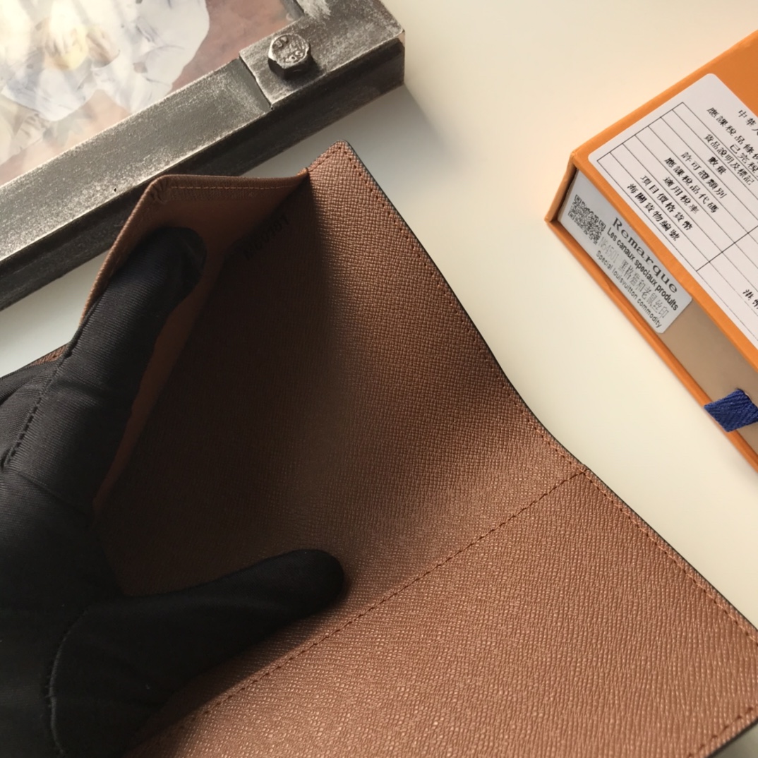 M60181 旅行証件套 - 小牛皮内衬と多機能デザイン