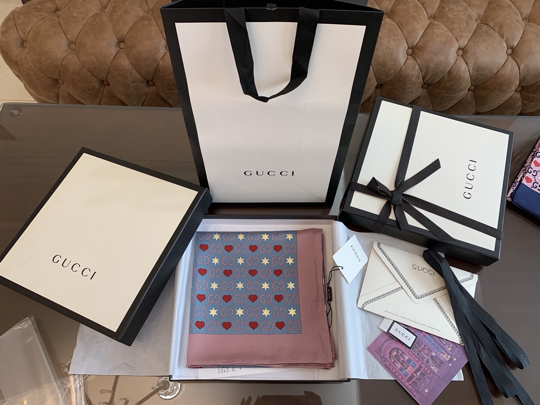 GUCCI古驰心形图案双G字母交织100%真丝围巾