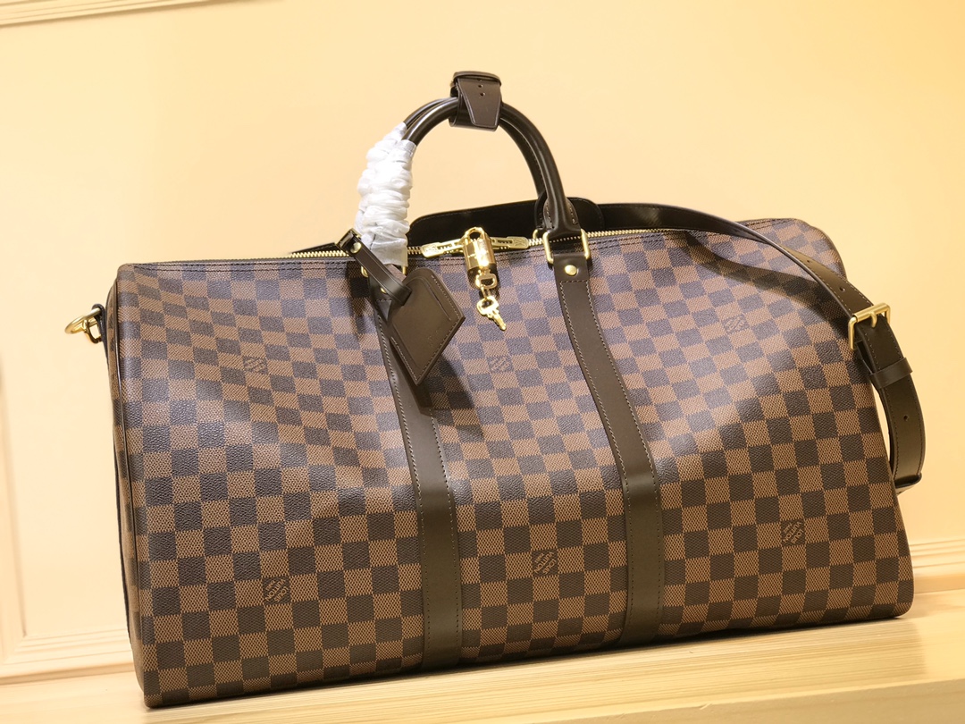 NO:581654,Top original single n41416 brown (coffee) This travel bag made of Damier canvas has two leather handles, a detachable hang tag, double zipper closure, and practical detachable leather shoulder strap. Dimensions 50x29x22 cm 6417075,19860909顶级原单n41416 棕色（咖格） 这款Damier帆布制的旅行袋设有两个皮手柄,一个可拆式吊牌,以双拉链开合,配以实用的可拆式皮肩带. 尺寸50x29x22厘米 6417075,,Bag