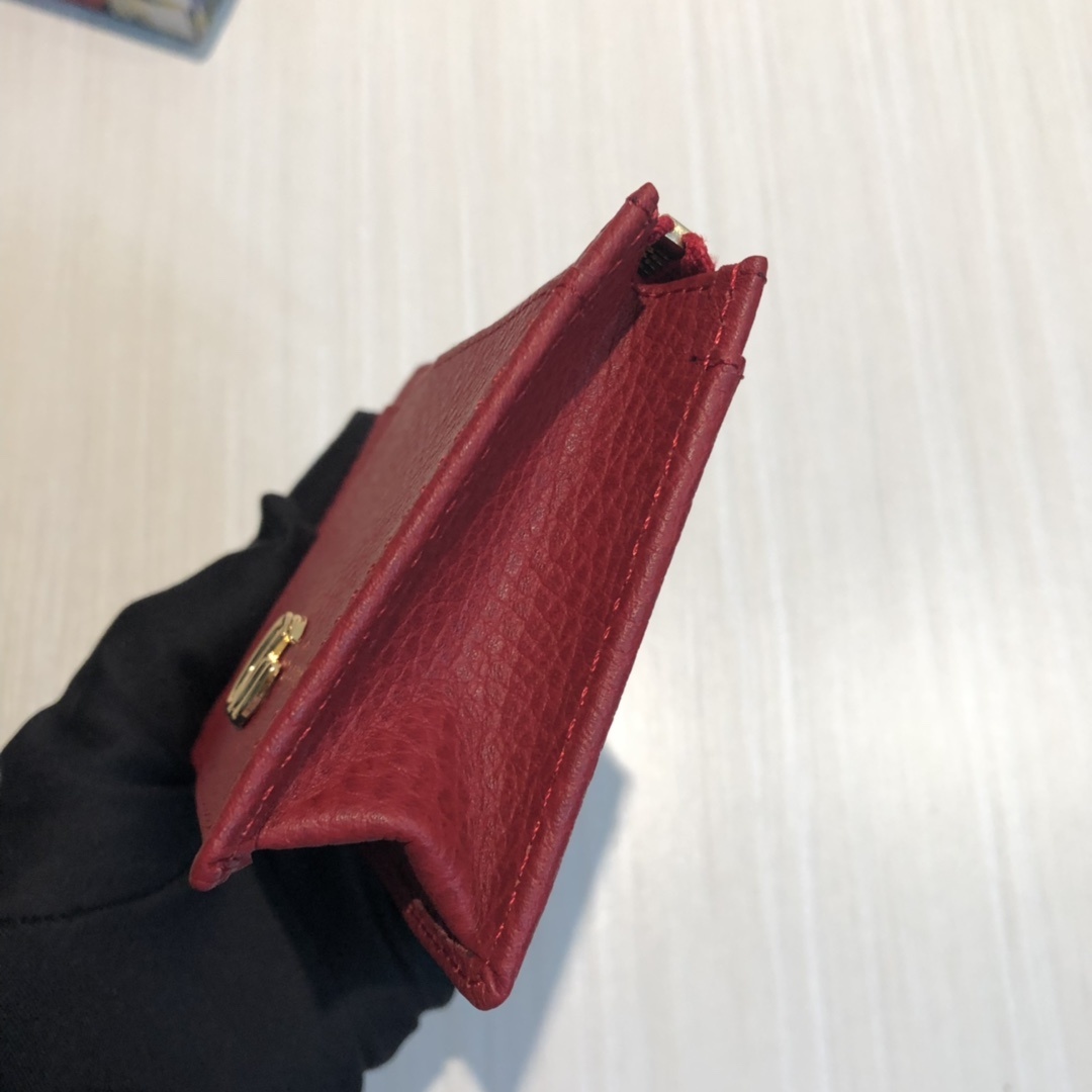 进口小牛皮卡包,点缀高贵小巧的品牌标志性双 G 字母交织造型配件。6个卡片隔层,拉链口袋,简便实用。款号