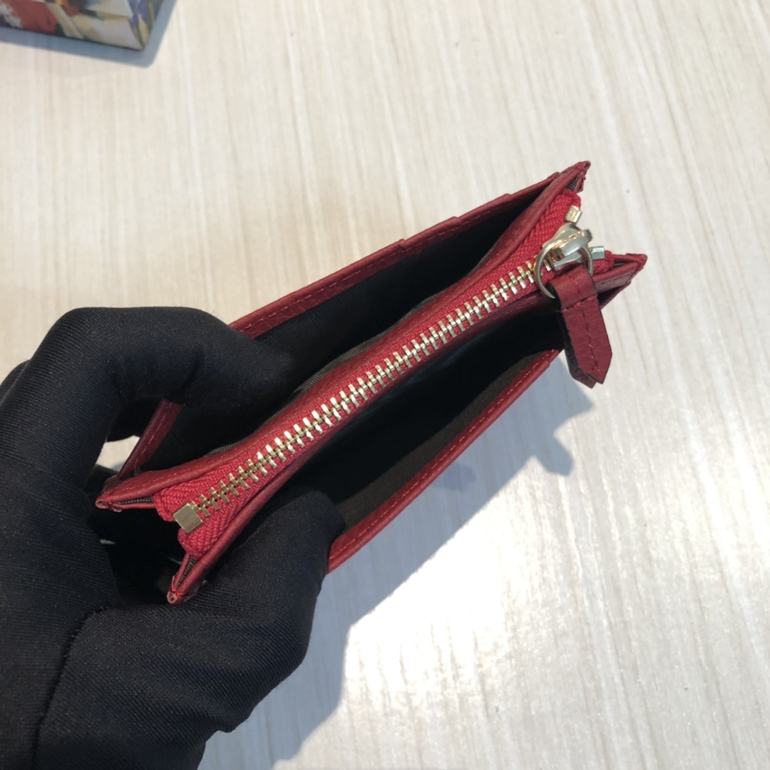 进口小牛皮卡包,点缀高贵小巧的品牌标志性双 G 字母交织造型配件。6个卡片隔层,拉链口袋,简便实用。款号