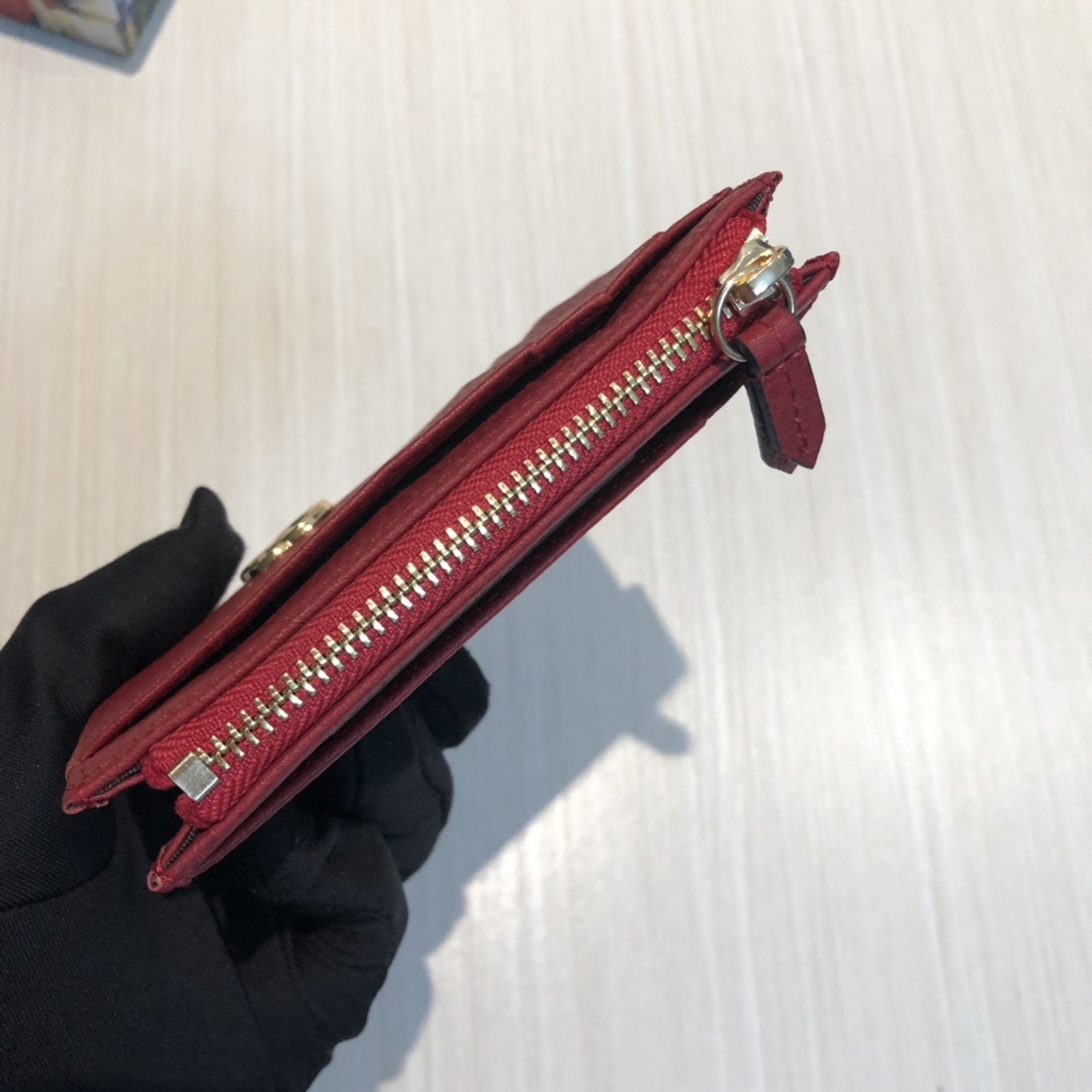 进口小牛皮卡包,点缀高贵小巧的品牌标志性双 G 字母交织造型配件。6个卡片隔层,拉链口袋,简便实用。款号