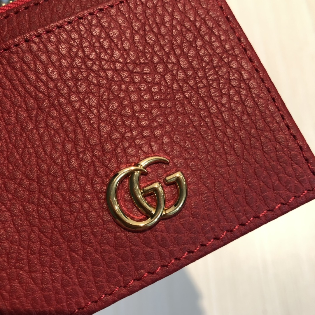 进口小牛皮卡包,点缀高贵小巧的品牌标志性双 G 字母交织造型配件。6个卡片隔层,拉链口袋,简便实用。款号