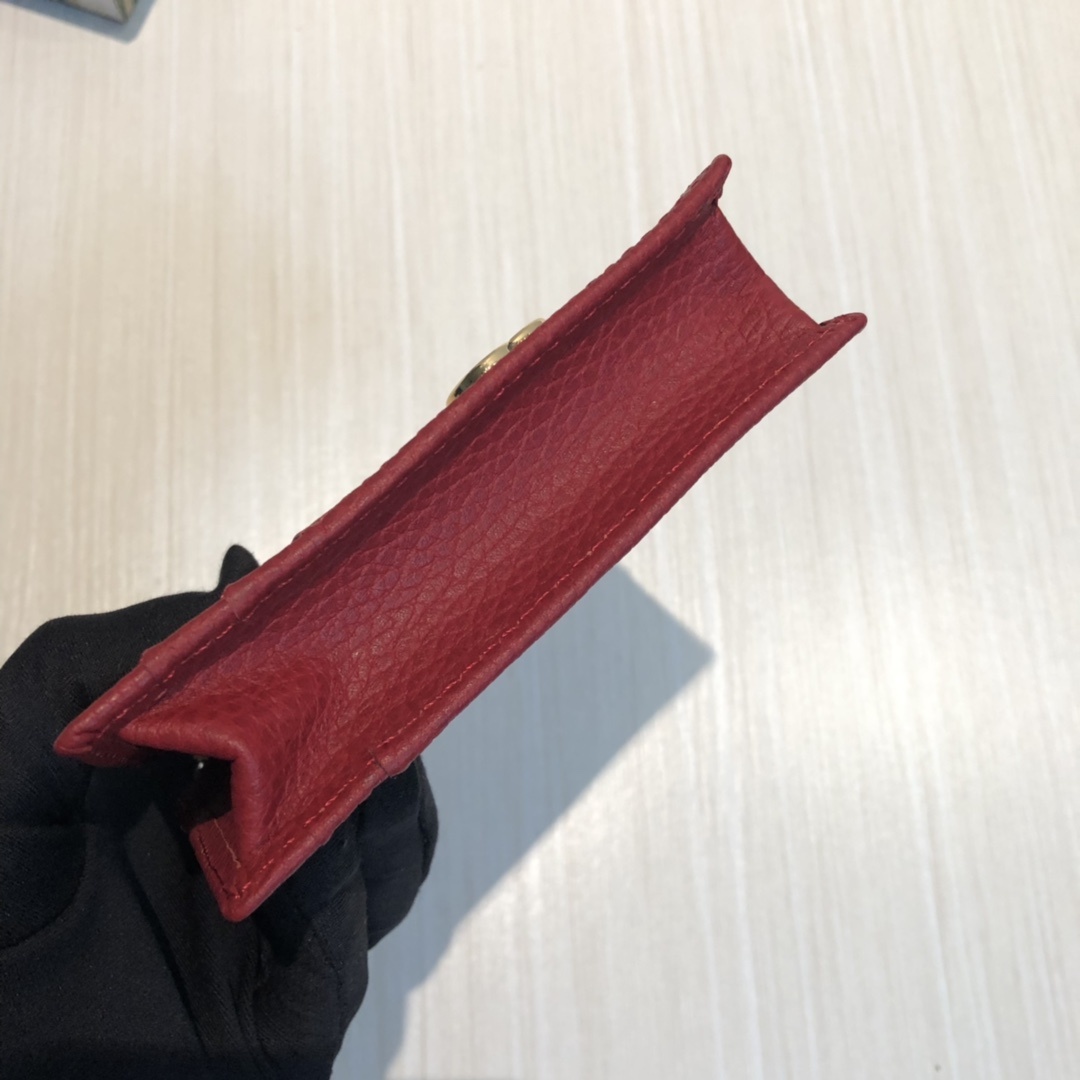 进口小牛皮卡包,点缀高贵小巧的品牌标志性双 G 字母交织造型配件。6个卡片隔层,拉链口袋,简便实用。款号