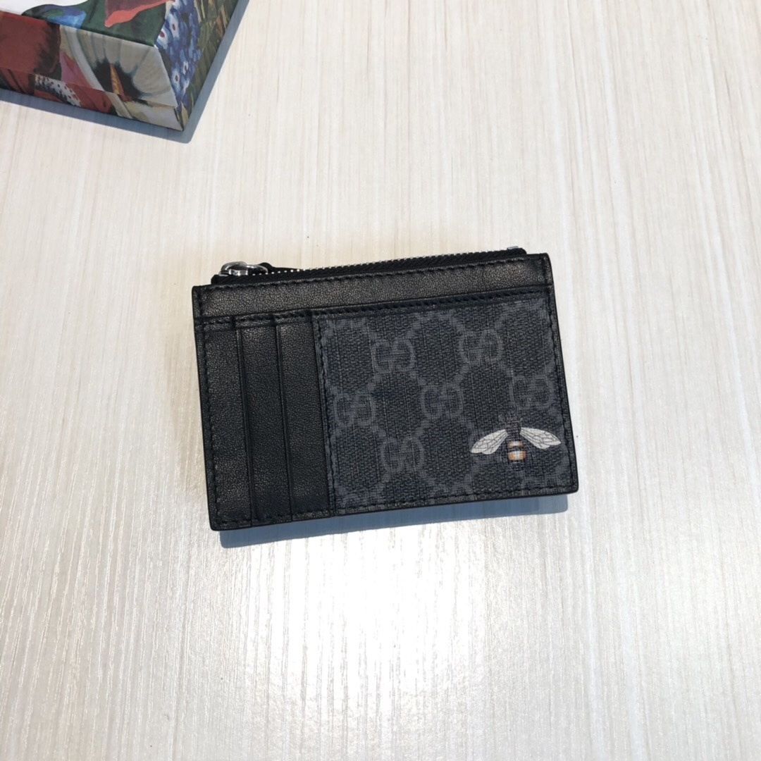这款纤薄卡包带有多个口袋和拉链隔层,以带皮革包边的品牌交织字母帆布制成。四角处饰有小巧动物印花,这是20