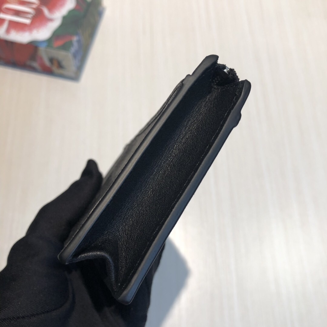 这款纤薄卡包带有多个口袋和拉链隔层,以带皮革包边的品牌交织字母帆布制成。四角处饰有小巧动物印花,这是20