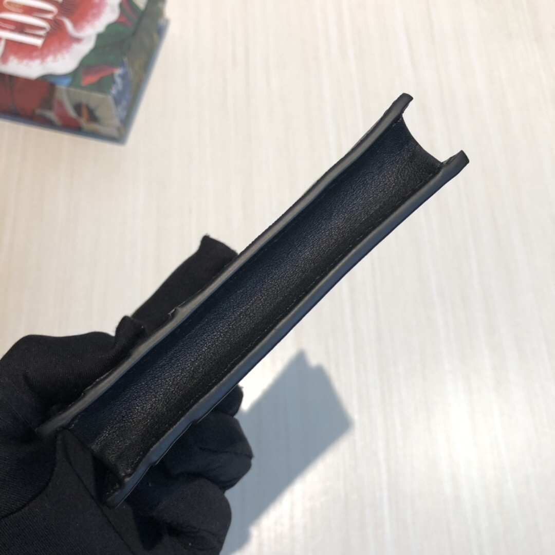 这款纤薄卡包带有多个口袋和拉链隔层,以带皮革包边的品牌交织字母帆布制成。四角处饰有小巧动物印花,这是20