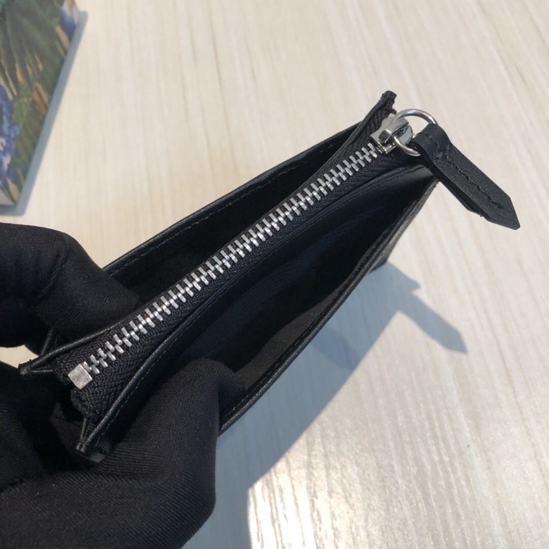 这款纤薄卡包带有多个口袋和拉链隔层,以带皮革包边的品牌交织字母帆布制成。四角处饰有小巧动物印花,这是20