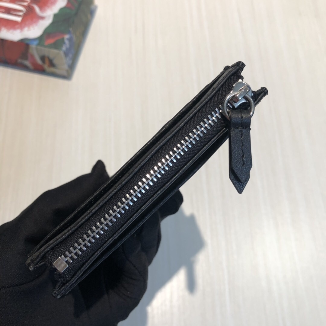 这款纤薄卡包带有多个口袋和拉链隔层,以带皮革包边的品牌交织字母帆布制成。四角处饰有小巧动物印花,这是20