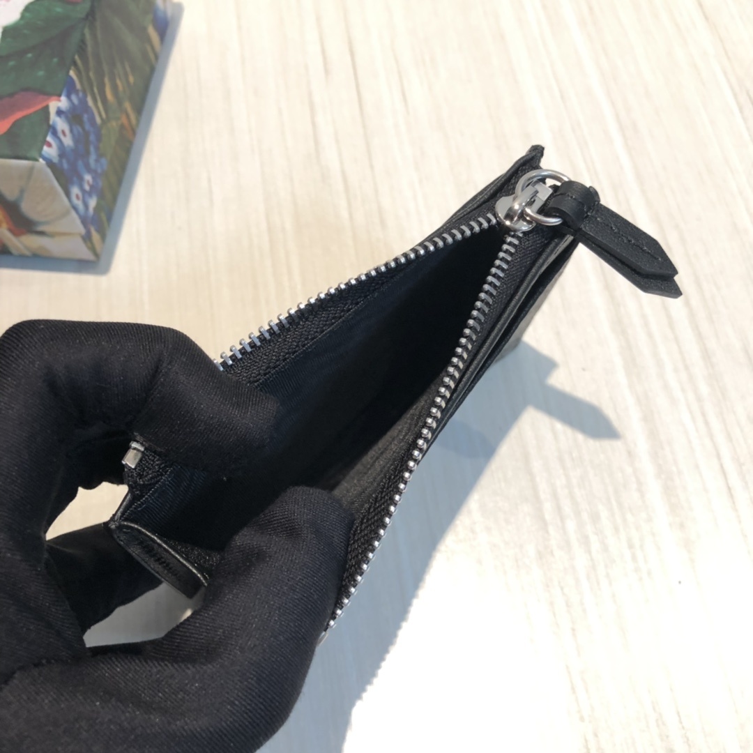 这款纤薄卡包带有多个口袋和拉链隔层,以带皮革包边的品牌交织字母帆布制成。四角处饰有小巧动物印花,这是20