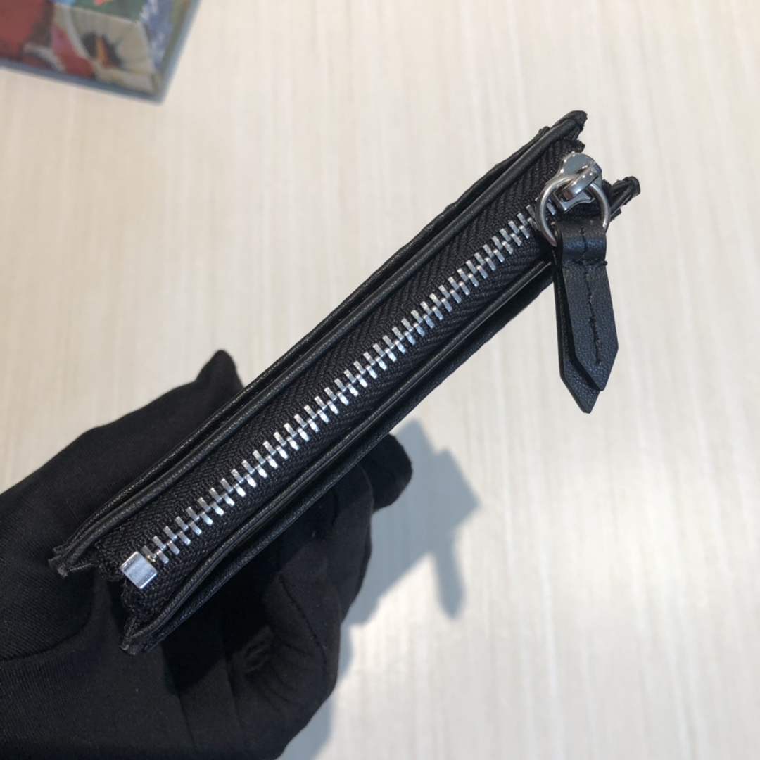 这款纤薄卡包带有多个口袋和拉链隔层,以带皮革包边的品牌交织字母帆布制成。四角处饰有小巧动物印花,这是20