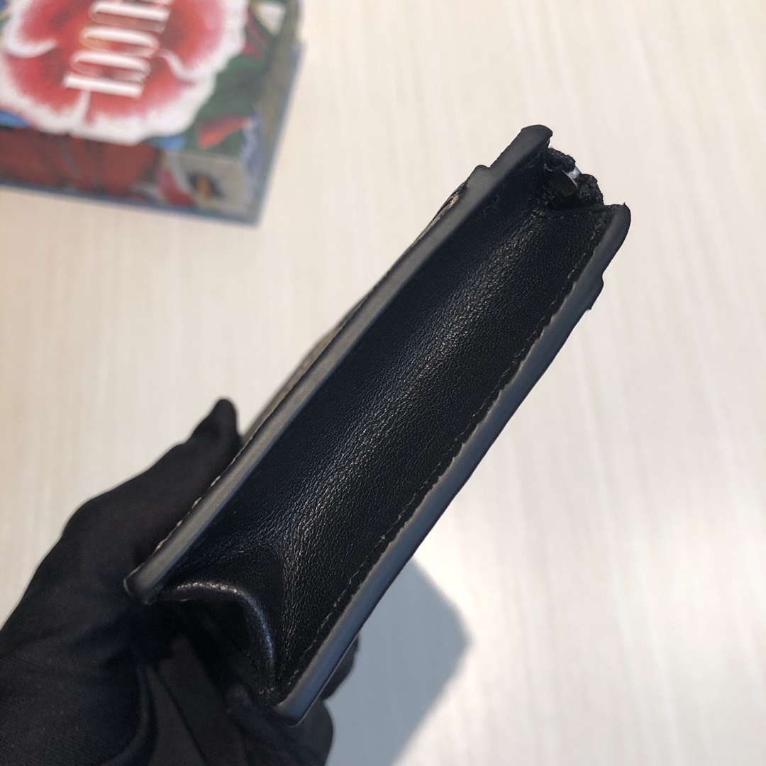 这款纤薄卡包带有多个口袋和拉链隔层,以带皮革包边的品牌交织字母帆布制成。四角处饰有小巧动物印花,这是20
