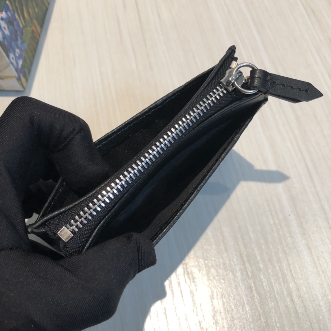 这款纤薄卡包带有多个口袋和拉链隔层,以带皮革包边的品牌交织字母帆布制成。四角处饰有小巧动物印花,这是20