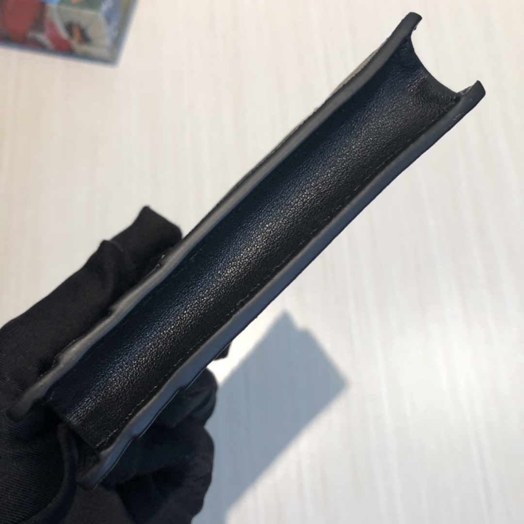 这款纤薄卡包带有多个口袋和拉链隔层,以带皮革包边的品牌交织字母帆布制成。四角处饰有小巧动物印花,这是20