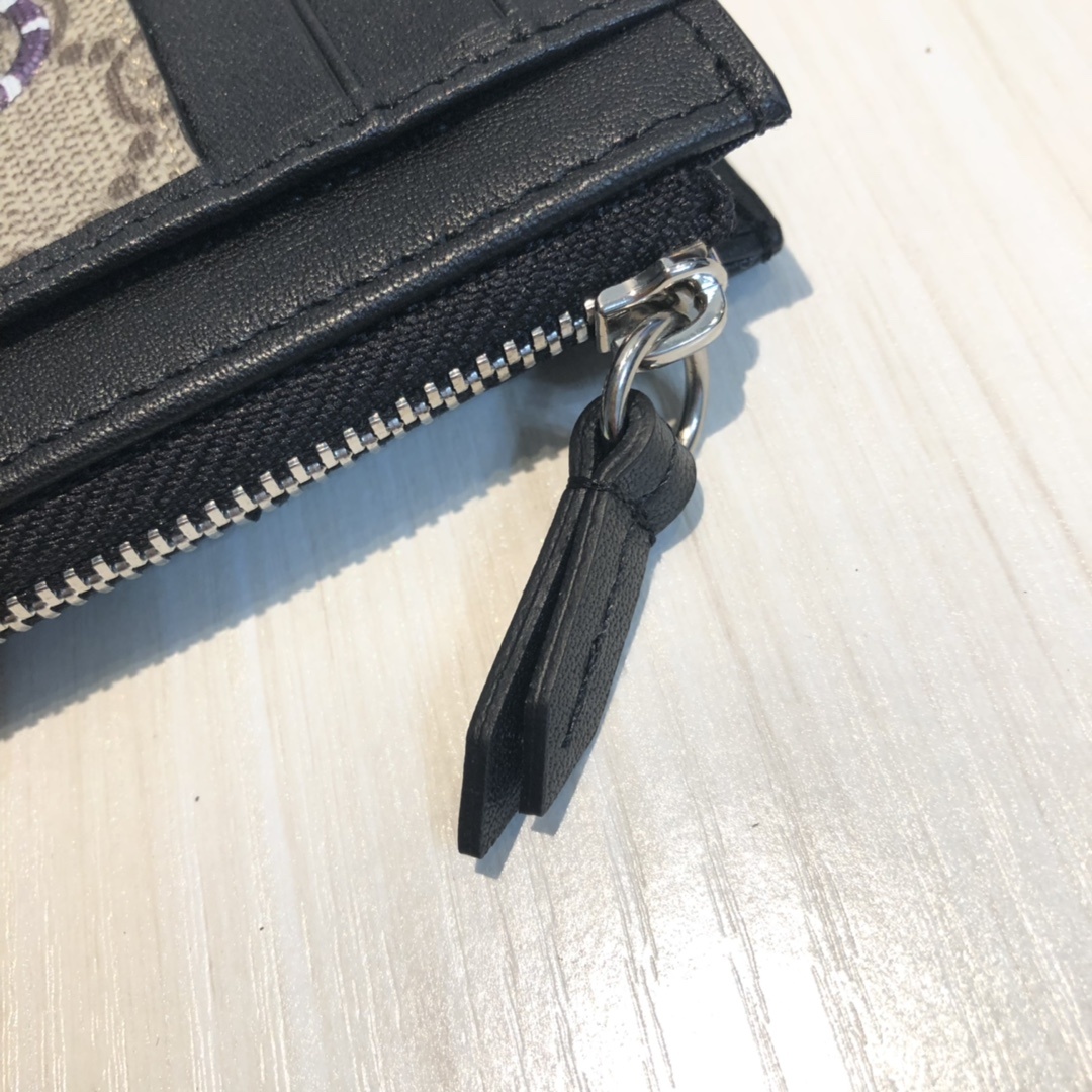 这款纤薄卡包带有多个口袋和拉链隔层,以带皮革包边的品牌交织字母帆布制成。四角处饰有小巧动物印花,这是20