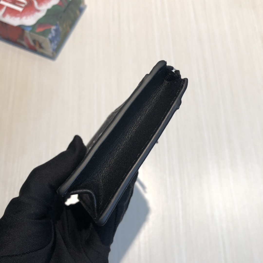 这款纤薄卡包带有多个口袋和拉链隔层,以带皮革包边的品牌交织字母帆布制成。四角处饰有小巧动物印花,这是20