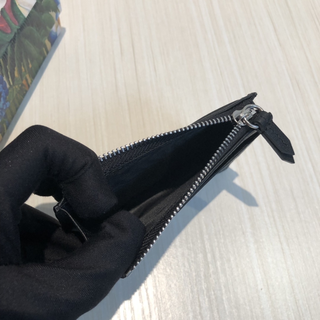 这款纤薄卡包带有多个口袋和拉链隔层,以带皮革包边的品牌交织字母帆布制成。四角处饰有小巧动物印花,这是20