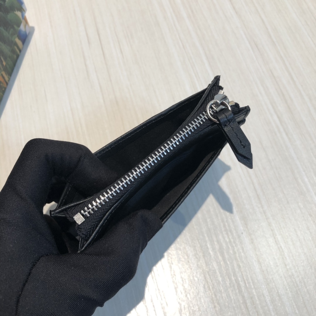 这款纤薄卡包带有多个口袋和拉链隔层,以带皮革包边的品牌交织字母帆布制成。四角处饰有小巧动物印花,这是20
