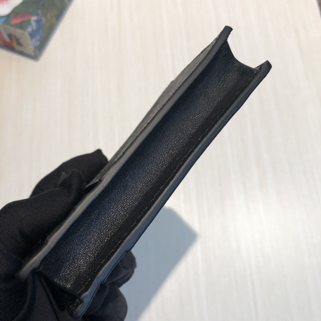这款纤薄卡包带有多个口袋和拉链隔层,以带皮革包边的品牌交织字母帆布制成。四角处饰有小巧动物印花,这是20