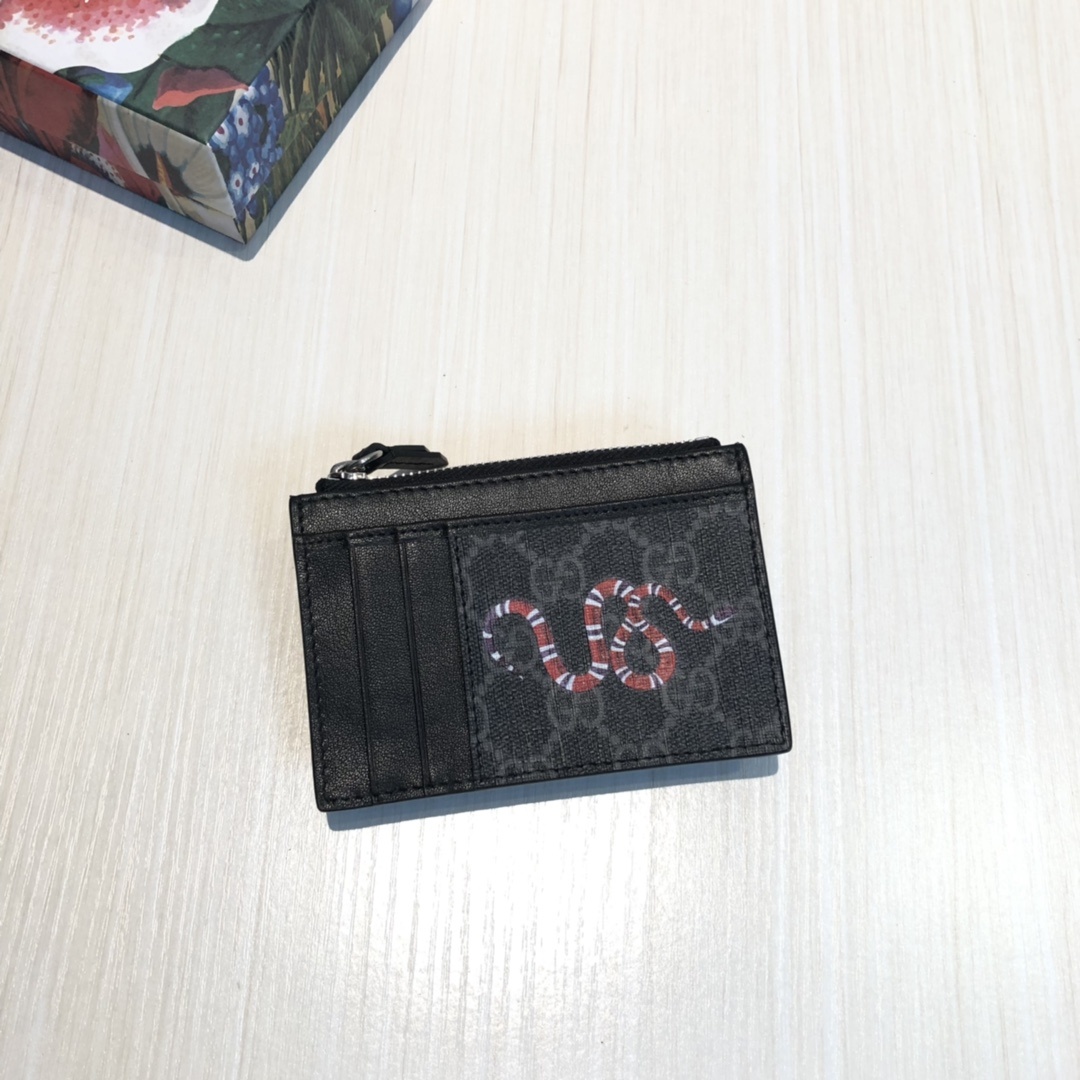 这款纤薄卡包带有多个口袋和拉链隔层,以带皮革包边的品牌交织字母帆布制成。四角处饰有小巧动物印花,这是20