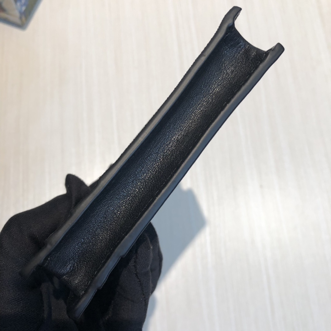 这款纤薄卡包带有多个口袋和拉链隔层,以带皮革包边的品牌交织字母帆布制成。四角处饰有小巧动物印花,这是20