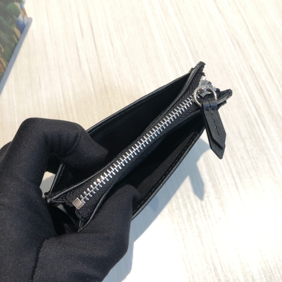 这款纤薄卡包带有多个口袋和拉链隔层,以带皮革包边的品牌交织字母帆布制成。四角处饰有小巧动物印花,这是20