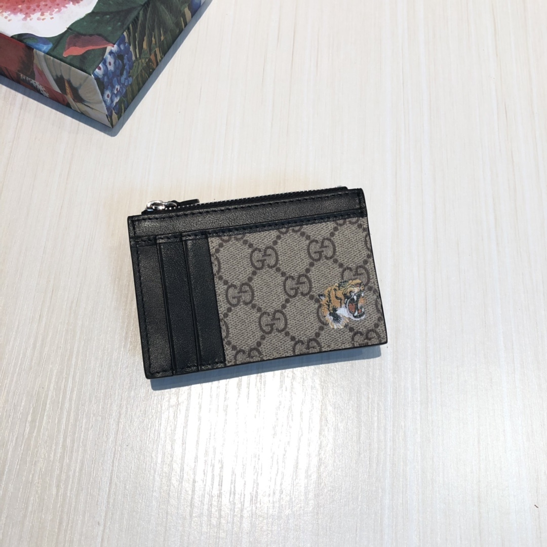 这款纤薄卡包带有多个口袋和拉链隔层,以带皮革包边的品牌交织字母帆布制成。四角处饰有小巧动物印花,这是20