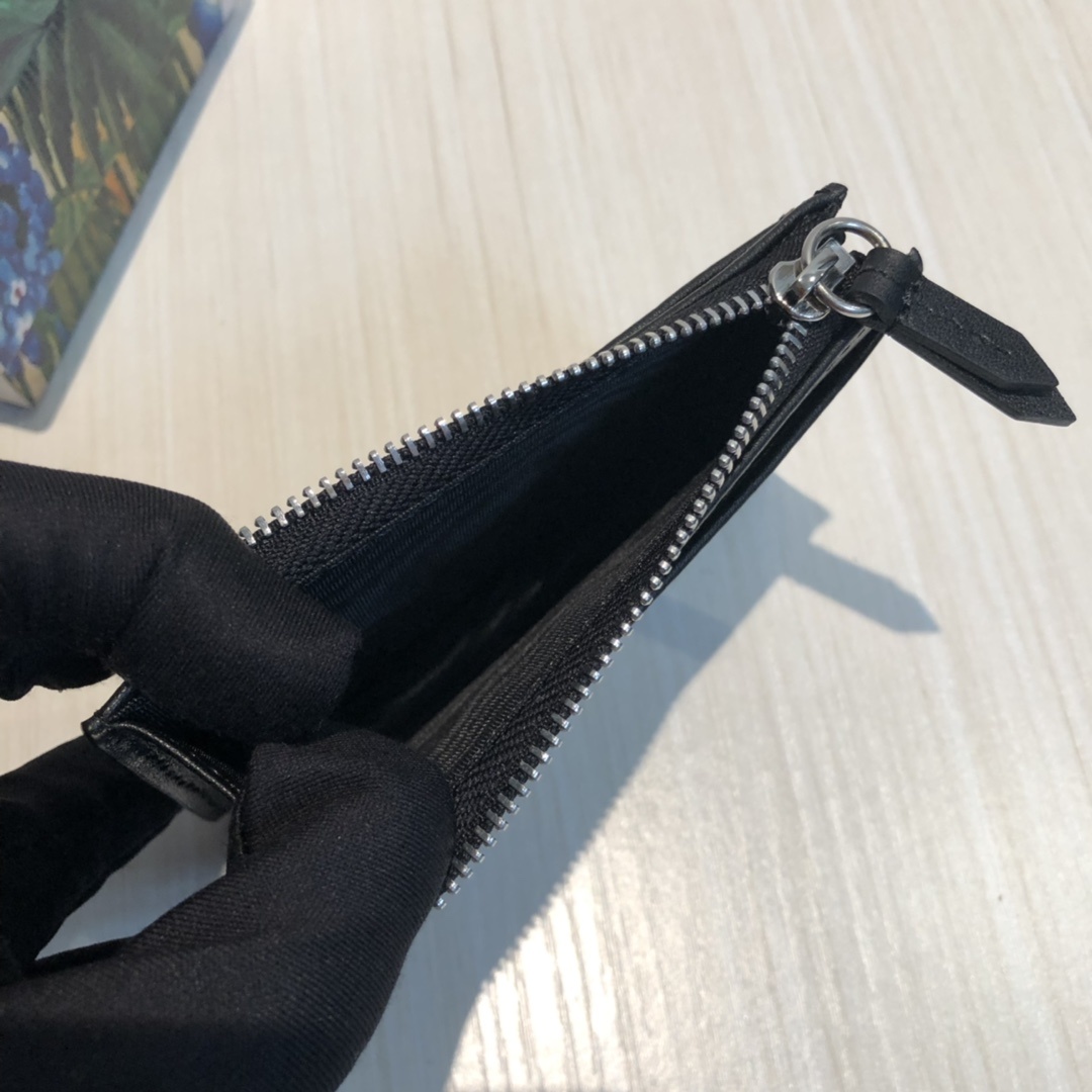 这款纤薄卡包带有多个口袋和拉链隔层,以带皮革包边的品牌交织字母帆布制成。四角处饰有小巧动物印花,这是20