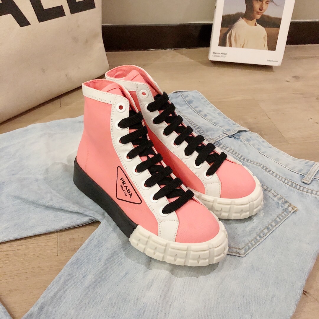 Prada PRADA 2020春夏走秀款、超多明星 上脚 代购4500+ 完美 春款搭配神器 必须入手 简约 又不失 的一款百搭单品 简约的设计 侧面方块PRADA丝印LOGO元素 进口特殊材料布、牛皮垫脚、EVA大底 码数35-40