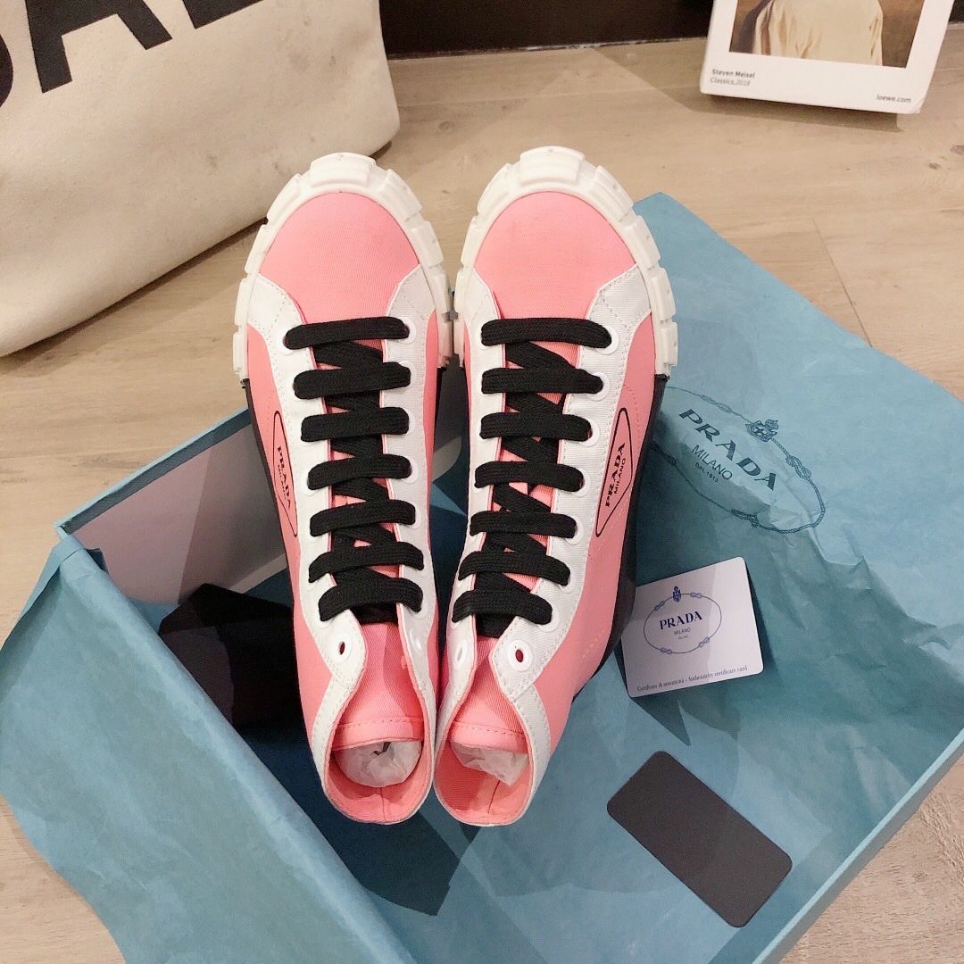 Prada PRADA 2020春夏走秀款、超多明星 上脚 代购4500+ 完美 春款搭配神器 必须入手 简约 又不失 的一款百搭单品 简约的设计 侧面方块PRADA丝印LOGO元素 进口特殊材料布、牛皮垫脚、EVA大底 码数35-40