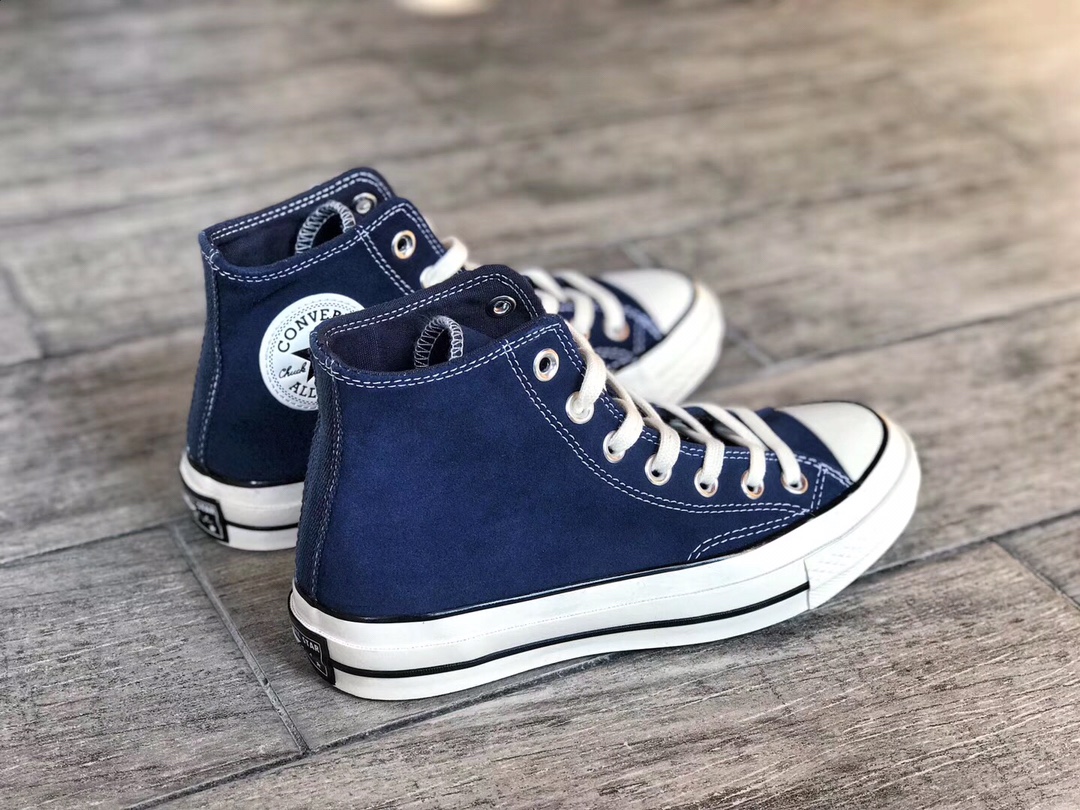 全码补出‼️ 
本地自取💰165  (报货备注麂皮)⚠️
冬日暖融风 麂皮六色来袭！
Converse Chuck 70s 匡威 麂皮绒毛高帮五色 
匡威为了迎合秋冬季热爱经典色调广大粉丝 再次发售麂皮保暖配色系列 
黑白/孔雀蓝/麦色黄/草原绿/海军蓝/香芋紫
匡威19ss秋冬新款 鞋身采用麂皮毛绒材质 带来全新视觉震撼 同时也大幅度提升鞋子的保暖效果 从面料 图案到细节处理 都贴合了季节的需要 让Converse爱好者在冬天也依旧能展现自己的穿搭风采 成为每个人展现自我风格和个性之选

Size：35 36 36.5 37 37.5 38 39 39.5 40 41 41.5 42 42.5 43 44