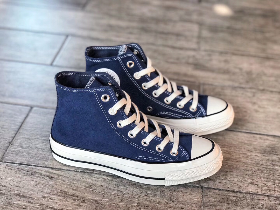 全码补出‼️ 
本地自取💰165  (报货备注麂皮)⚠️
冬日暖融风 麂皮六色来袭！
Converse Chuck 70s 匡威 麂皮绒毛高帮五色 
匡威为了迎合秋冬季热爱经典色调广大粉丝 再次发售麂皮保暖配色系列 
黑白/孔雀蓝/麦色黄/草原绿/海军蓝/香芋紫
匡威19ss秋冬新款 鞋身采用麂皮毛绒材质 带来全新视觉震撼 同时也大幅度提升鞋子的保暖效果 从面料 图案到细节处理 都贴合了季节的需要 让Converse爱好者在冬天也依旧能展现自己的穿搭风采 成为每个人展现自我风格和个性之选

Size：35 36 36.5 37 37.5 38 39 39.5 40 41 41.5 42 42.5 43 44