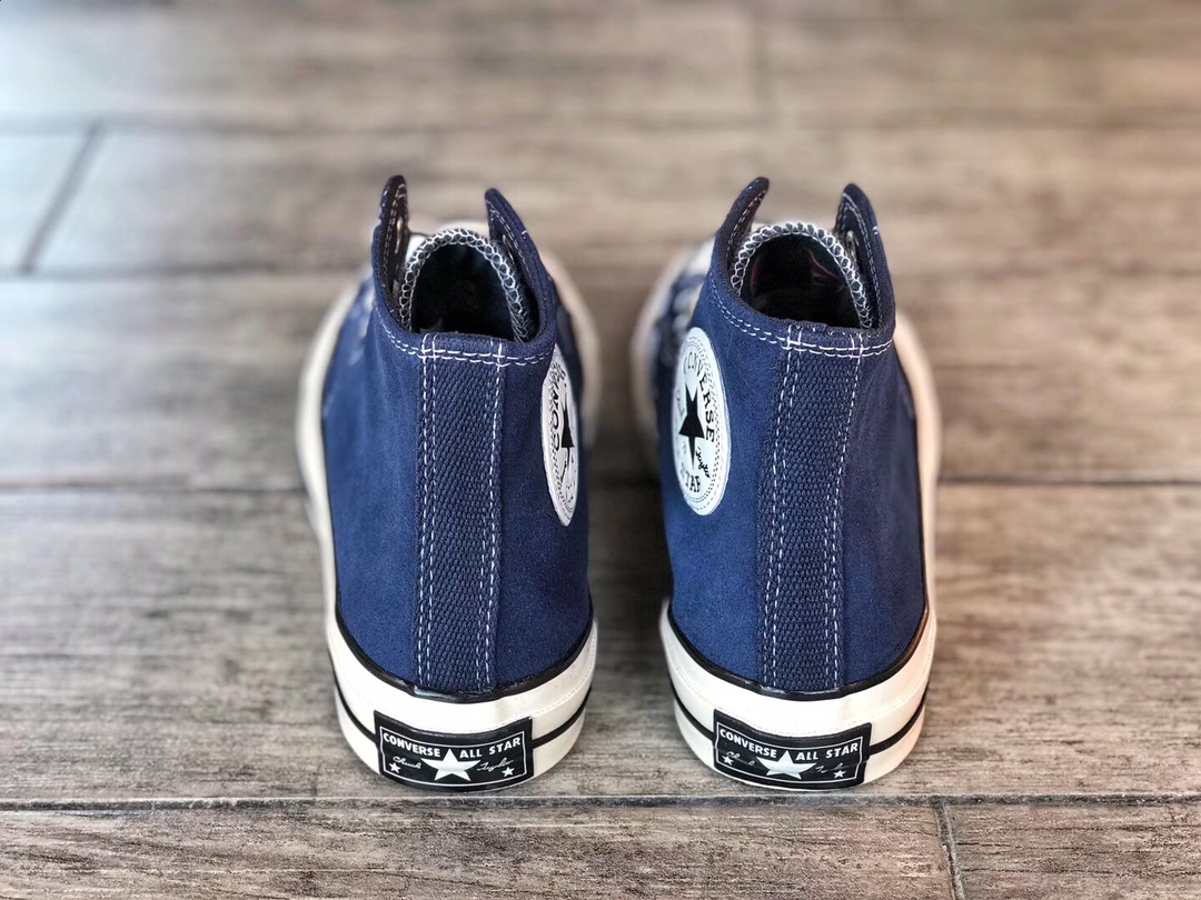 全码补出‼️ 
本地自取💰165  (报货备注麂皮)⚠️
冬日暖融风 麂皮六色来袭！
Converse Chuck 70s 匡威 麂皮绒毛高帮五色 
匡威为了迎合秋冬季热爱经典色调广大粉丝 再次发售麂皮保暖配色系列 
黑白/孔雀蓝/麦色黄/草原绿/海军蓝/香芋紫
匡威19ss秋冬新款 鞋身采用麂皮毛绒材质 带来全新视觉震撼 同时也大幅度提升鞋子的保暖效果 从面料 图案到细节处理 都贴合了季节的需要 让Converse爱好者在冬天也依旧能展现自己的穿搭风采 成为每个人展现自我风格和个性之选

Size：35 36 36.5 37 37.5 38 39 39.5 40 41 41.5 42 42.5 43 44