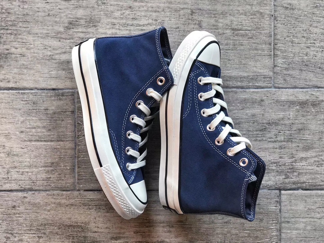 全码补出‼️ 
本地自取💰165  (报货备注麂皮)⚠️
冬日暖融风 麂皮六色来袭！
Converse Chuck 70s 匡威 麂皮绒毛高帮五色 
匡威为了迎合秋冬季热爱经典色调广大粉丝 再次发售麂皮保暖配色系列 
黑白/孔雀蓝/麦色黄/草原绿/海军蓝/香芋紫
匡威19ss秋冬新款 鞋身采用麂皮毛绒材质 带来全新视觉震撼 同时也大幅度提升鞋子的保暖效果 从面料 图案到细节处理 都贴合了季节的需要 让Converse爱好者在冬天也依旧能展现自己的穿搭风采 成为每个人展现自我风格和个性之选

Size：35 36 36.5 37 37.5 38 39 39.5 40 41 41.5 42 42.5 43 44