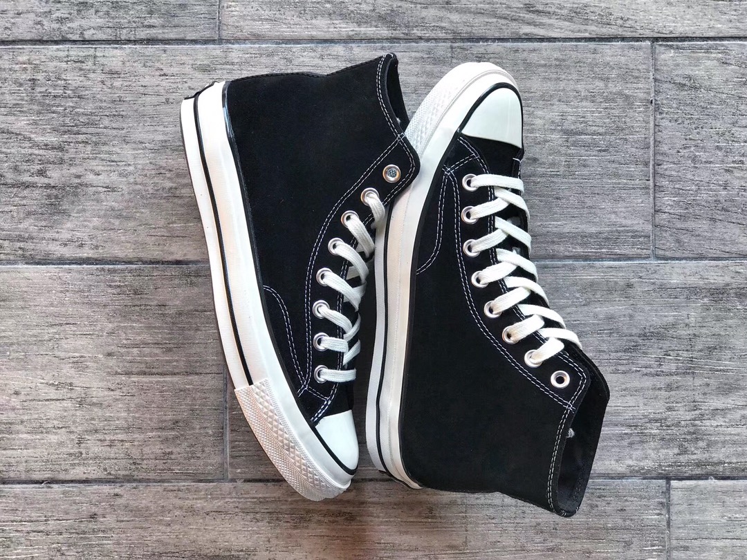 全码补出‼️ 
本地自取💰165 (报货备注麂皮)⚠️
冬日暖融风 麂皮六色来袭！
Converse Chuck 70s 匡威 麂皮绒毛高帮五色 
匡威为了迎合秋冬季热爱经典色调广大粉丝 再次发售麂皮保暖配色系列 
黑白/孔雀蓝/麦色黄/草原绿/海军蓝/香芋紫
匡威19ss秋冬新款 鞋身采用麂皮毛绒材质 带来全新视觉震撼 同时也大幅度提升鞋子的保暖效果 从面料 图案到细节处理 都贴合了季节的需要 让Converse爱好者在冬天也依旧能展现自己的穿搭风采 成为每个人展现自我风格和个性之选

Size：35 36 36.5 37 37.5 38 39 39.5 40 41 41.5 42 42.5 43 44