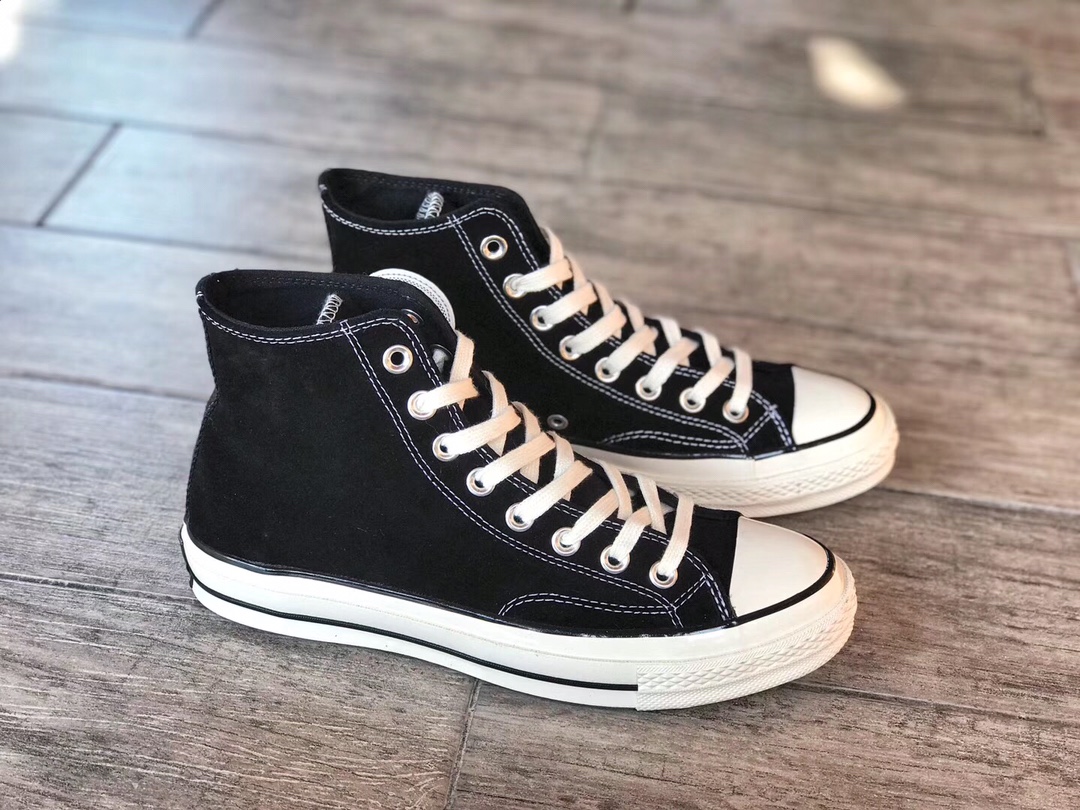 全码补出‼️ 
本地自取💰165 (报货备注麂皮)⚠️
冬日暖融风 麂皮六色来袭！
Converse Chuck 70s 匡威 麂皮绒毛高帮五色 
匡威为了迎合秋冬季热爱经典色调广大粉丝 再次发售麂皮保暖配色系列 
黑白/孔雀蓝/麦色黄/草原绿/海军蓝/香芋紫
匡威19ss秋冬新款 鞋身采用麂皮毛绒材质 带来全新视觉震撼 同时也大幅度提升鞋子的保暖效果 从面料 图案到细节处理 都贴合了季节的需要 让Converse爱好者在冬天也依旧能展现自己的穿搭风采 成为每个人展现自我风格和个性之选

Size：35 36 36.5 37 37.5 38 39 39.5 40 41 41.5 42 42.5 43 44