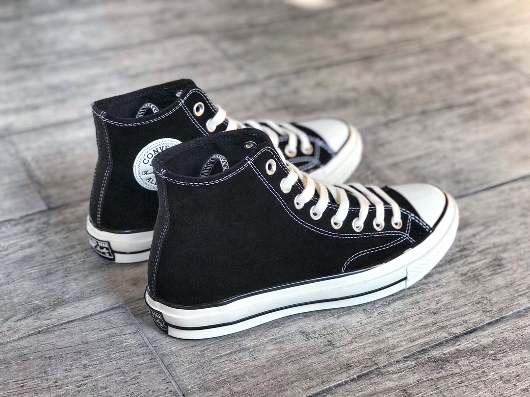 全码补出‼️ 
本地自取💰165 (报货备注麂皮)⚠️
冬日暖融风 麂皮六色来袭！
Converse Chuck 70s 匡威 麂皮绒毛高帮五色 
匡威为了迎合秋冬季热爱经典色调广大粉丝 再次发售麂皮保暖配色系列 
黑白/孔雀蓝/麦色黄/草原绿/海军蓝/香芋紫
匡威19ss秋冬新款 鞋身采用麂皮毛绒材质 带来全新视觉震撼 同时也大幅度提升鞋子的保暖效果 从面料 图案到细节处理 都贴合了季节的需要 让Converse爱好者在冬天也依旧能展现自己的穿搭风采 成为每个人展现自我风格和个性之选

Size：35 36 36.5 37 37.5 38 39 39.5 40 41 41.5 42 42.5 43 44