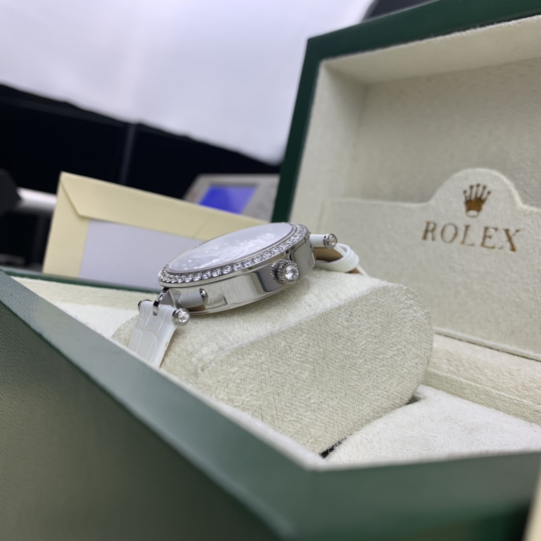 Van Cleef & Arpels 皇家 梵克雅宝诗意复杂功能腕表系列天使女神腕表 天使人物是925银雕刻打造 采用施华洛世奇水晶镶嵌 直径36*10毫米