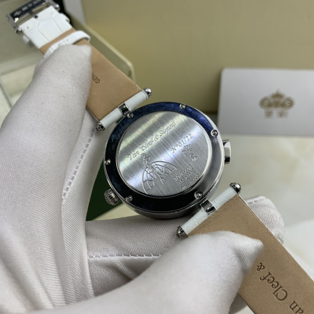 Van Cleef & Arpels 皇家 梵克雅宝诗意复杂功能腕表系列天使女神腕表 天使人物是925银雕刻打造 采用施华洛世奇水晶镶嵌 直径36*10毫米