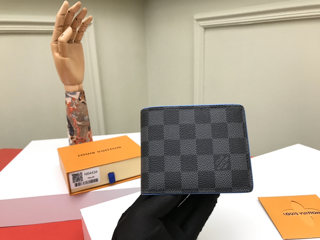 NO:672347,[Top original order] N64434 short clip Damier Graphite canvas with colorful leather lining, this Multiple wallet is an outstanding example of urban fashion. Damier  The wonderful matching effect between Graphite canvas and neon blue leather lining adds a delicate and mature charm to this wallet. A stylish wallet that lives up to its Multiple name, it has multiple card slots for storing business cards, receipts and banknotes. It can be easily stored in most pockets. Size: 11.5x9.0cm, LV wallet, Louis Vuitton, wallets19860909【顶级原单】N64434短夹Damier Graphite帆布搭配彩色皮革内衬,此款Multiple钱夹是都市时尚的杰出典范.Damier Graphite帆布与霓虹蓝皮革内衬之间产生奇妙的搭配效果,为此款钱夹增添细腻成熟的风韵.不负Multiple之名的时髦钱夹,拥有多个卡槽,便于存放名片、收据与纸钞.可轻松存放于大多数口袋.尺寸:11.5x9.0cm,,LV钱包,louis vuitton,wallets,欧美剧