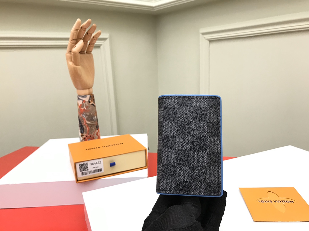 NO:672235,[Top original order] N64432 pocket wallet leather lining adds a touch of bright color to the tough Damier Graphite canvas. This compact pocket wallet is an ideal versatile accessory. It can easily accommodate credit cards, banknotes and receipts. Size: 11.0x7.5cm, packaging: with box,., LV wallet, louis vuitton, wallets19860909【顶级原单】N64432口袋钱夹皮革内衬为风格硬朗的Damier Graphite帆布增添一抹亮色,此款小巧的口袋钱夹是理想的百搭配饰.可轻松容纳信用卡、钞票和票据.尺寸:11.0x7.5cm, 包装:配包装盒,.,LV钱包,louis vuitton,wallets,欧美剧