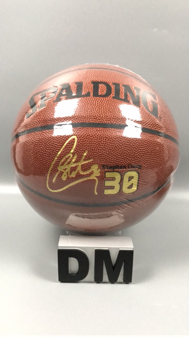 本地自取85
Spalding/斯伯丁7号男子篮球 库里联名款
货号74-645Y【耐磨软皮】
品名:NBA比赛用球
系列:经典系列 
规格:7号（标准球 ）
场地:适合室内室外篮球
————————————————————
配件：气筒+球袋+2球针+尼龙网兜 加10元。
————————————————————
斯伯丁单肩球包，另加:25元
🏀🏀🏀🏀🏀🏀🏀
————————————————————
🔥🔥注意事项🔥🔥: 

充气前请充分湿润球针，用肥皂水为佳，防止气门受损，造成气门漏气。
🌹🌹🌹🌹