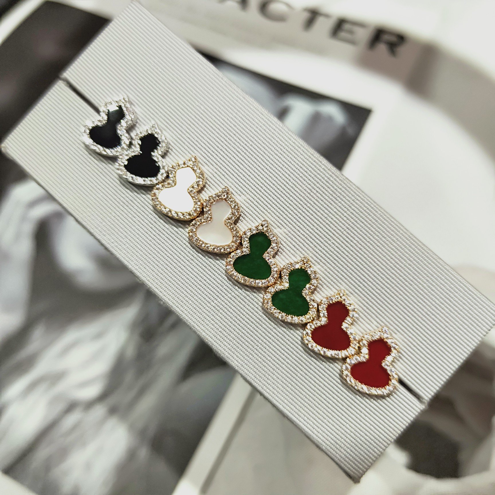 NO:634312,Qeelin Kirin WULU, the most classic gourd, purchased and developed with perfect details, in stock, in stock, black agate, malachite 88220,,qeelin,Cardia high-end jewelry19860909Qeelin麒麟WULU 最经典葫芦 购z开发 细节完美 现货 现货黑玛瑙 孔雀石88220,,qeelin,卡迪亚高端饰品,Jewelry