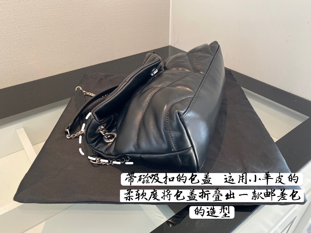 很特别的包型设计,像是一封展开的信封一样,磁扣式的开合方式,然后借助了羊皮的柔软将包身折叠出邮差包的包型,厉害👍🏻羊皮主袋容量容易扩展,内 2
